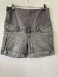 H&M mama (232) - graue Shorts, Gr. 40