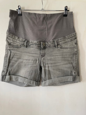 H&M mama (232) - graue Shorts, Gr. 40
