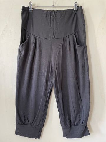 Mija (232) - graue kurze Hosen, Gr. L
