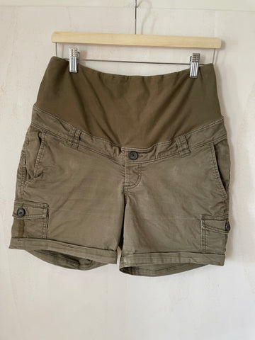 H&M mama (100) - grüne Shorts, Gr. 40