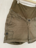 H&M mama (100) - grüne Shorts, Gr. 40