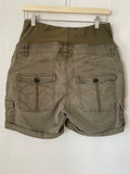H&M mama (100) - grüne Shorts, Gr. 40