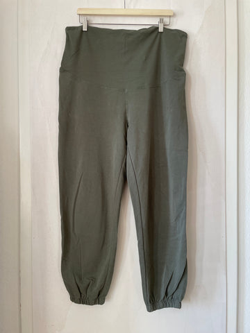 H&M mama (241) - grüne Trainerhose, Gr. XL